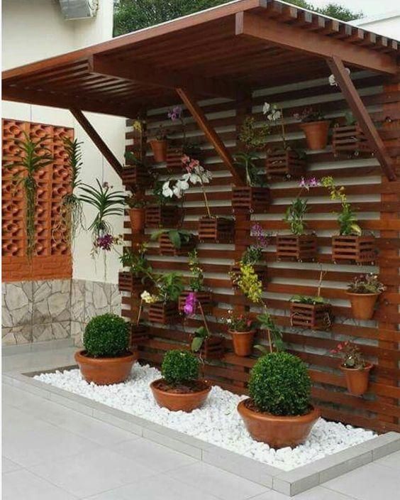 Em Escada de Madeira Rústica: Um Jardim Vertical Cheio de Personalidade - detalhe
