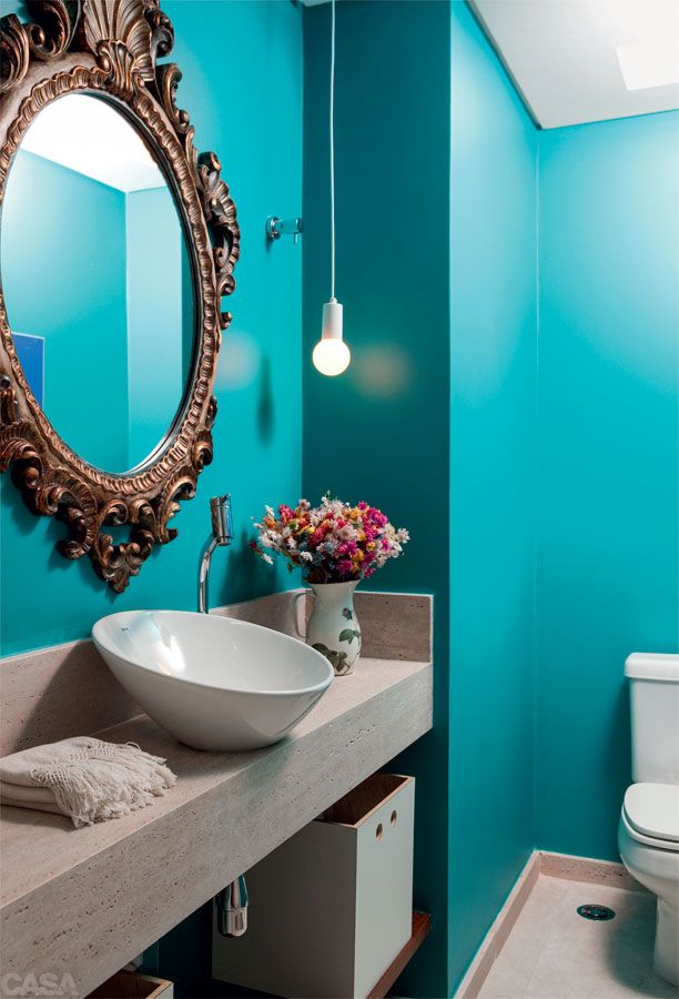 Lavabo Pequeno Vibrante: Cores Fortes e Acessórios Divertidos - inspiração