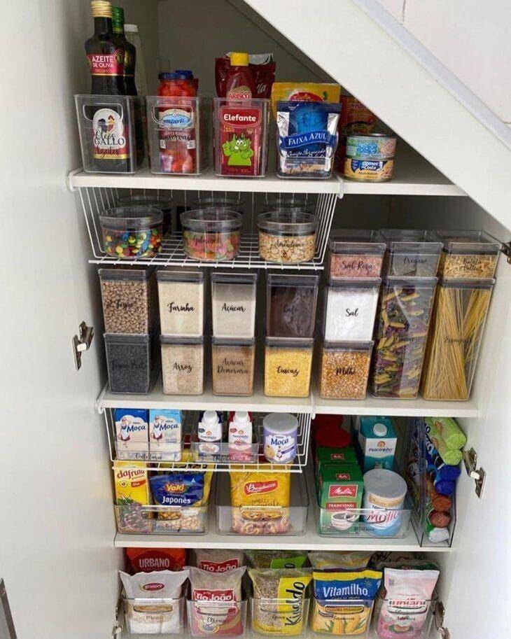 Despensa Vertical com Caixotes de Feira Repaginados - ideia