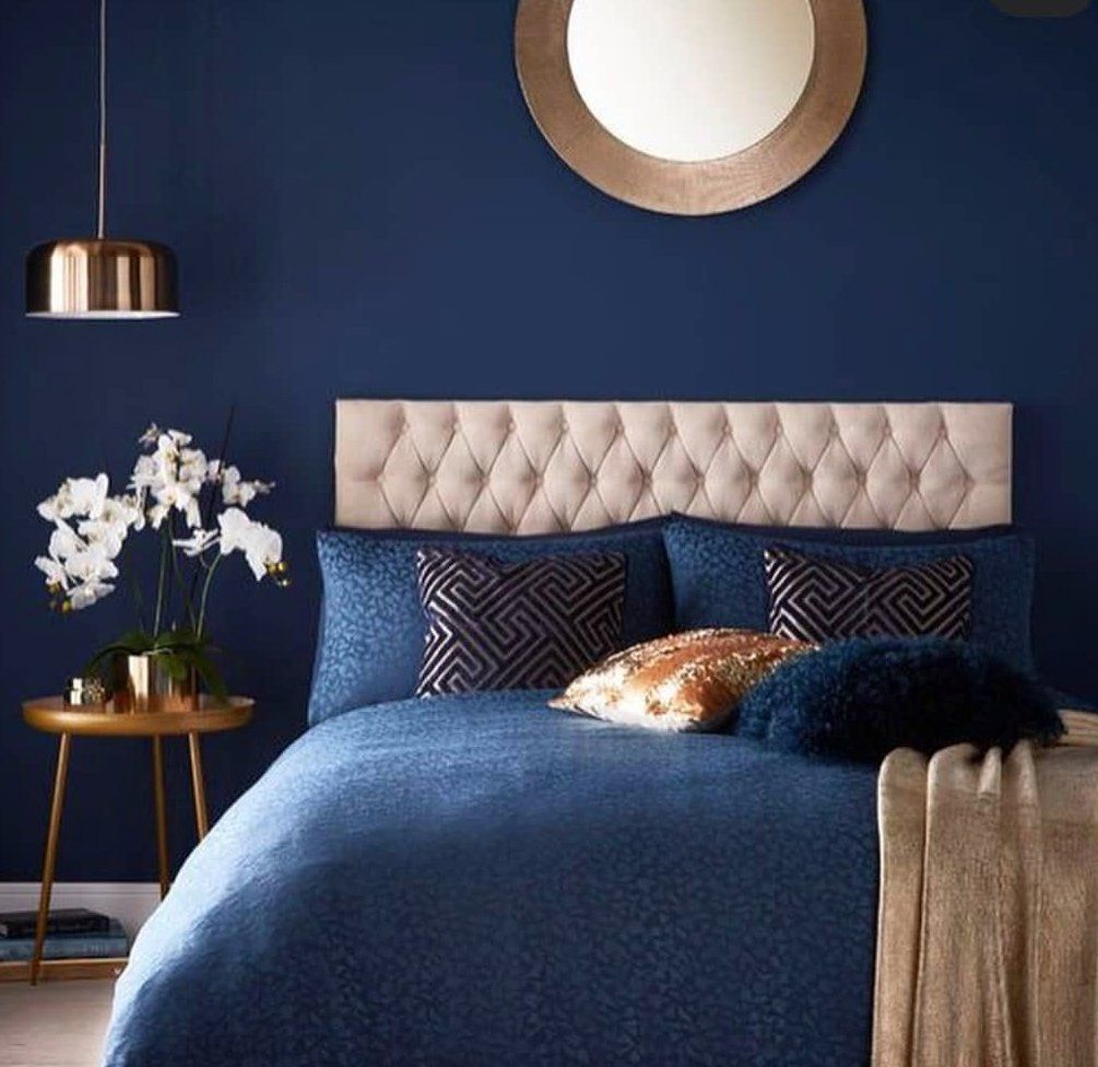 Elegância Atemporal: Quarto Azul com Detalhes Dourados - detalhe