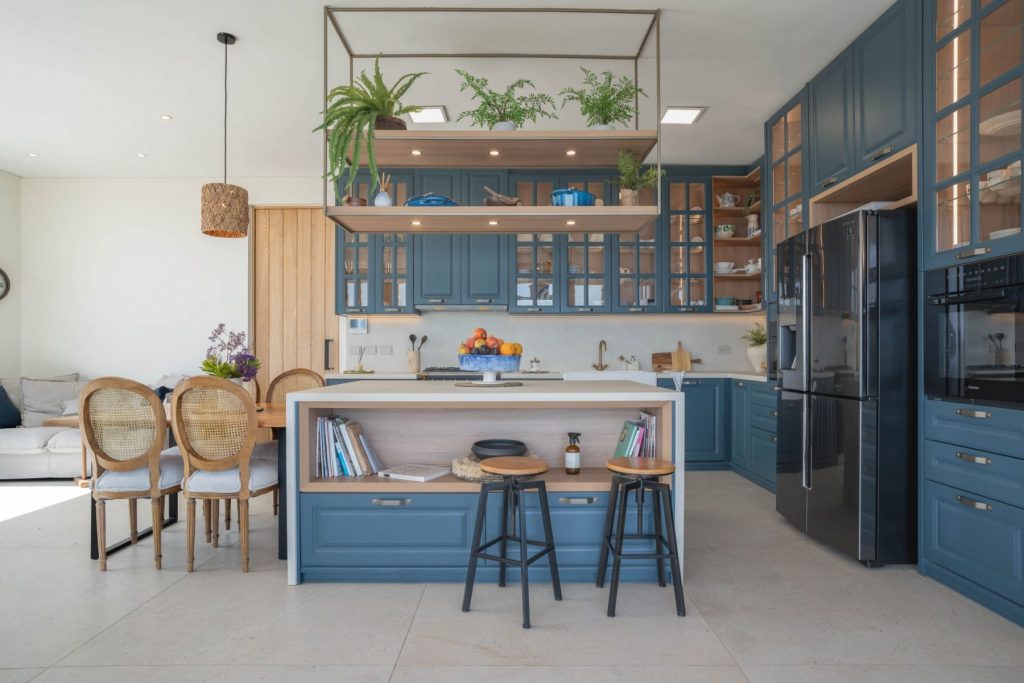 Cozinha Charmosa com Estilo Provençal: Detalhes em Azul Pastel e Louças Expostas - ideia