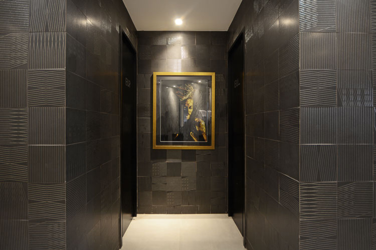 Banheiro Dramático: Revestimento Preto Absoluto com Detalhes em Metal Dourado - ideia