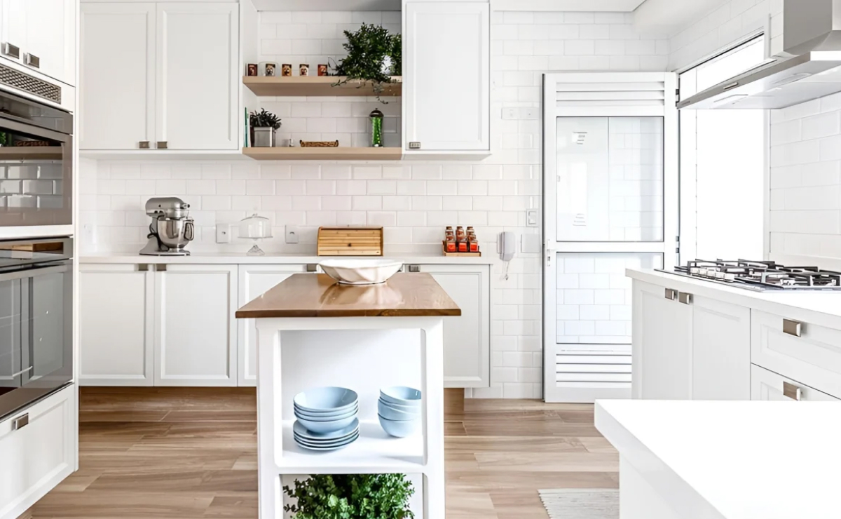 Minimalismo Chic: Cozinha com Revestimento Branco Total - inspiração