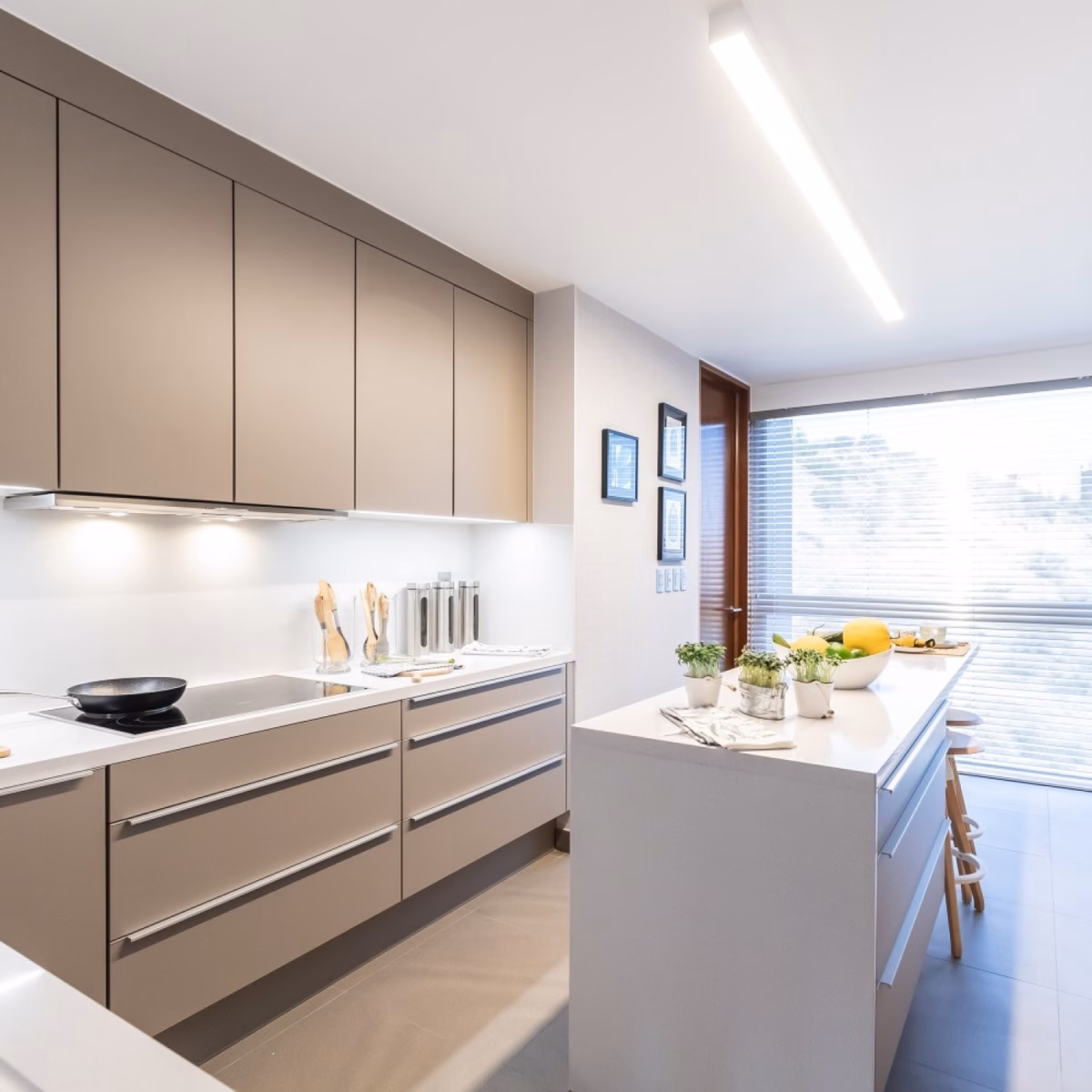 Integração de Ambientes com Piso em Silestone Branco Norte e Mobiliário Colorido - detalhe
