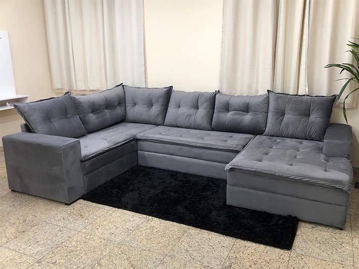 Luz e Sombra: Sofá de Canto Cinza Claro com Detalhes em Iluminação LED Embutida - detalhe