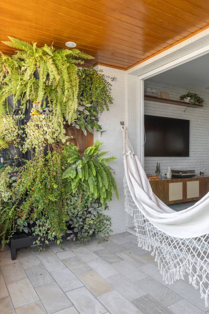 Um Refúgio Relaxante com Plantas e Jardim Vertical - inspiração