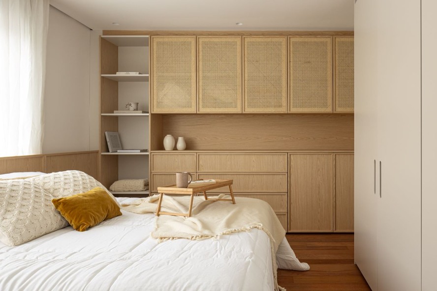 Armário Aéreo com Detalhes em Palha Indiana: Leveza e Textura Natural! - inspiração