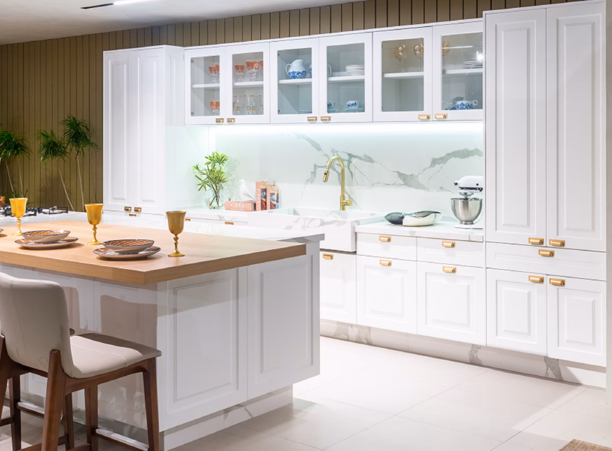 Armário de Cozinha de Madeira com Pintura Ombré: Um Degradê de Cores para um Visual Único - ideia