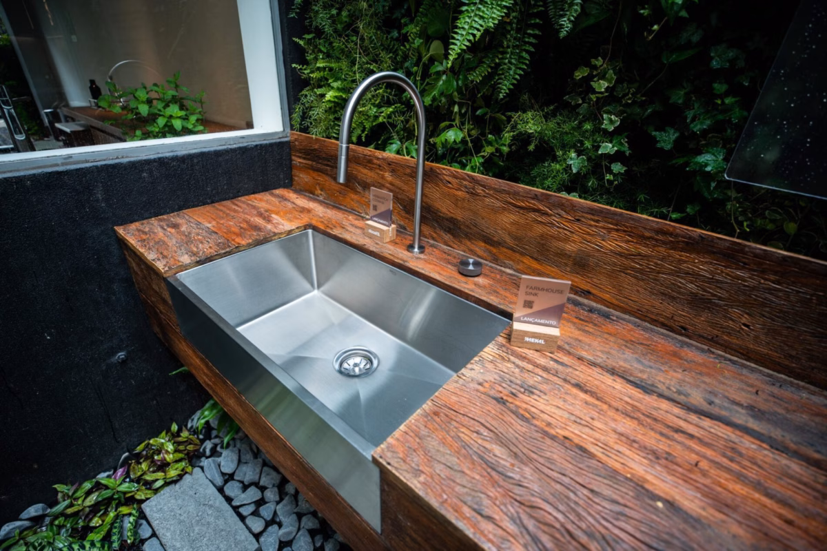 Bancada Estilo Fazenda com Pia de Aço Inox e Torneira Gourmet: Charme Campestre - inspiração