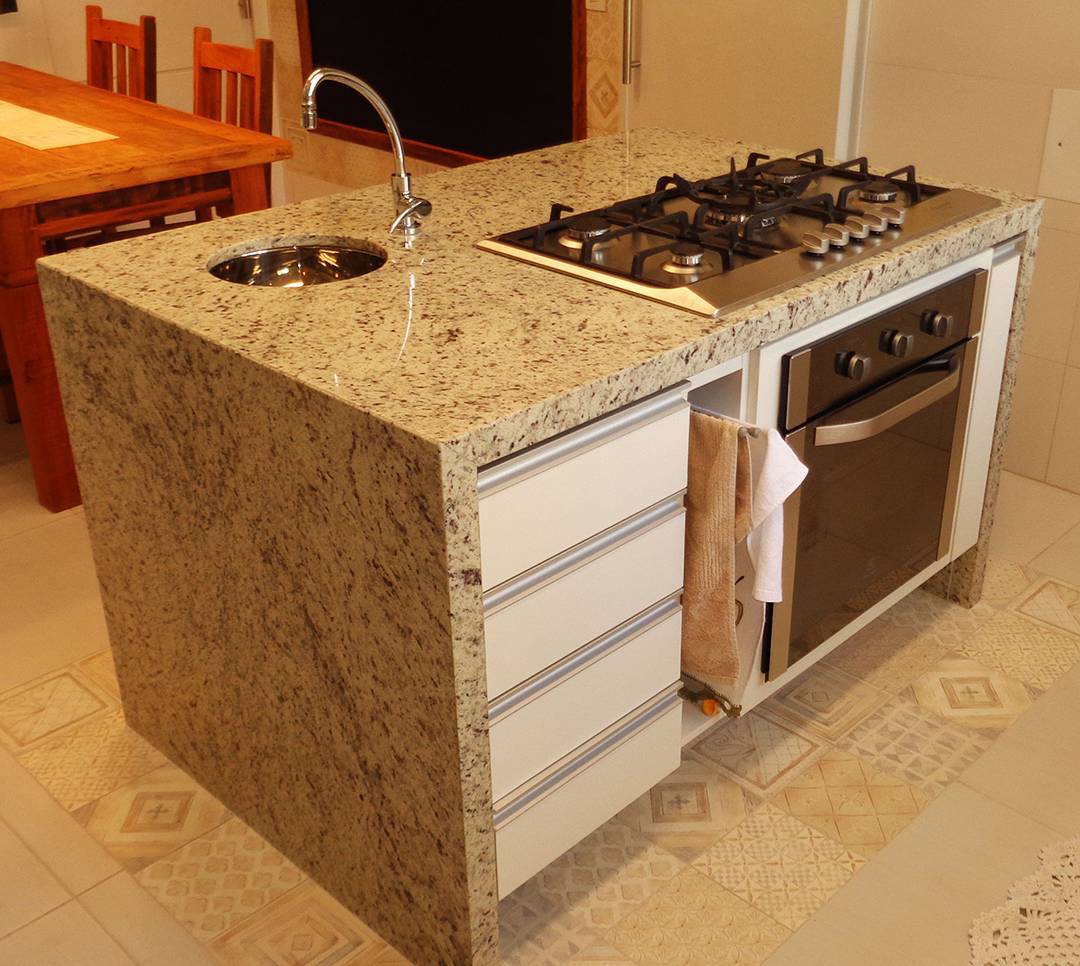 Granito Amarelo Ornamental com Marcenaria Azul: Personalidade Vibrante - inspiração