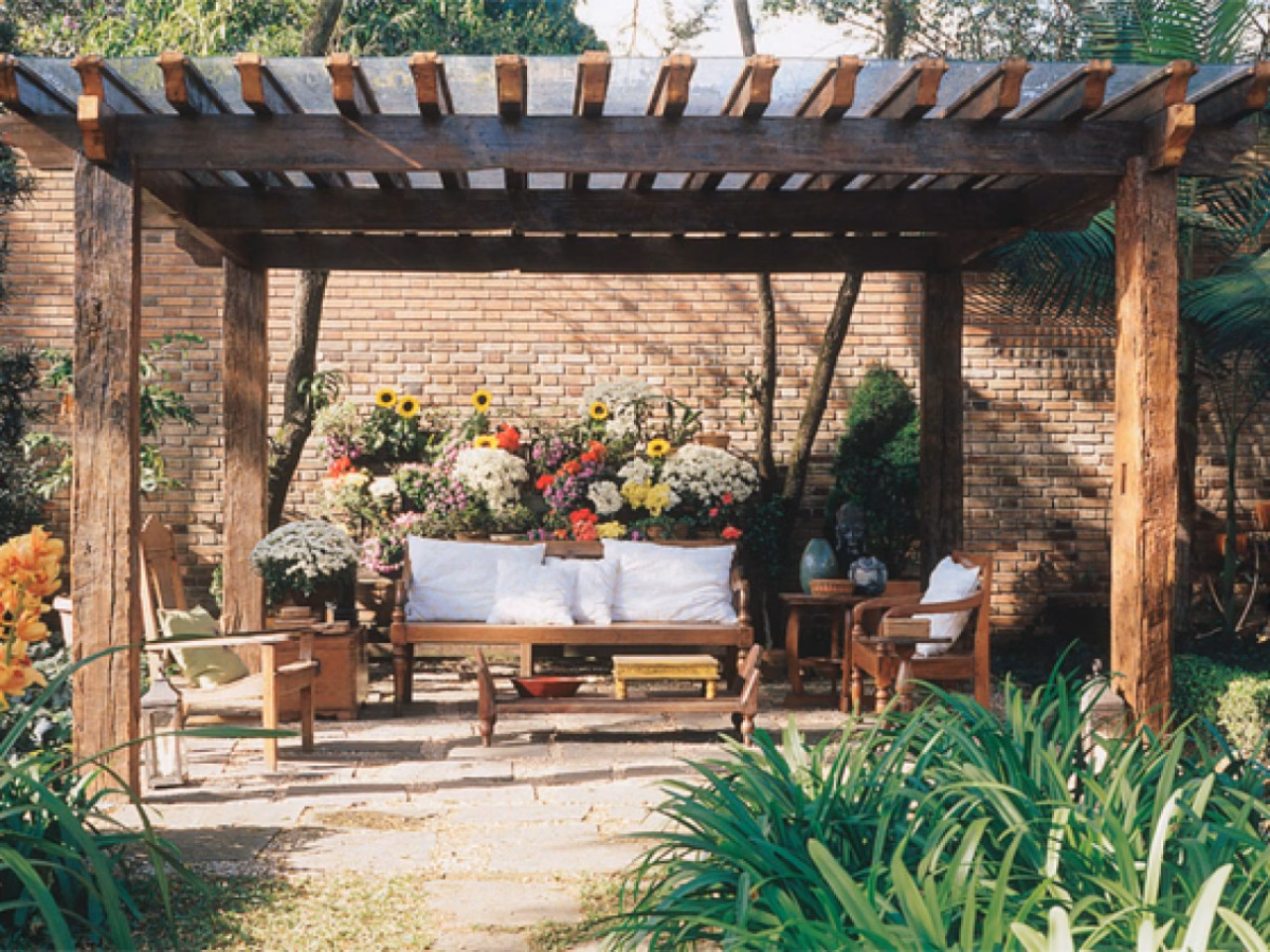 Pergolado Romântico com Cobertura de Renda e Flores - inspiração