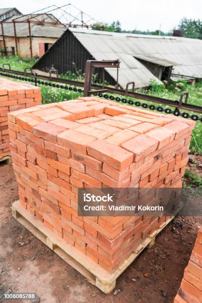 Reaproveitamento Criativo: Pallets e Tijolos à Vista para Um Toque Original - ideia