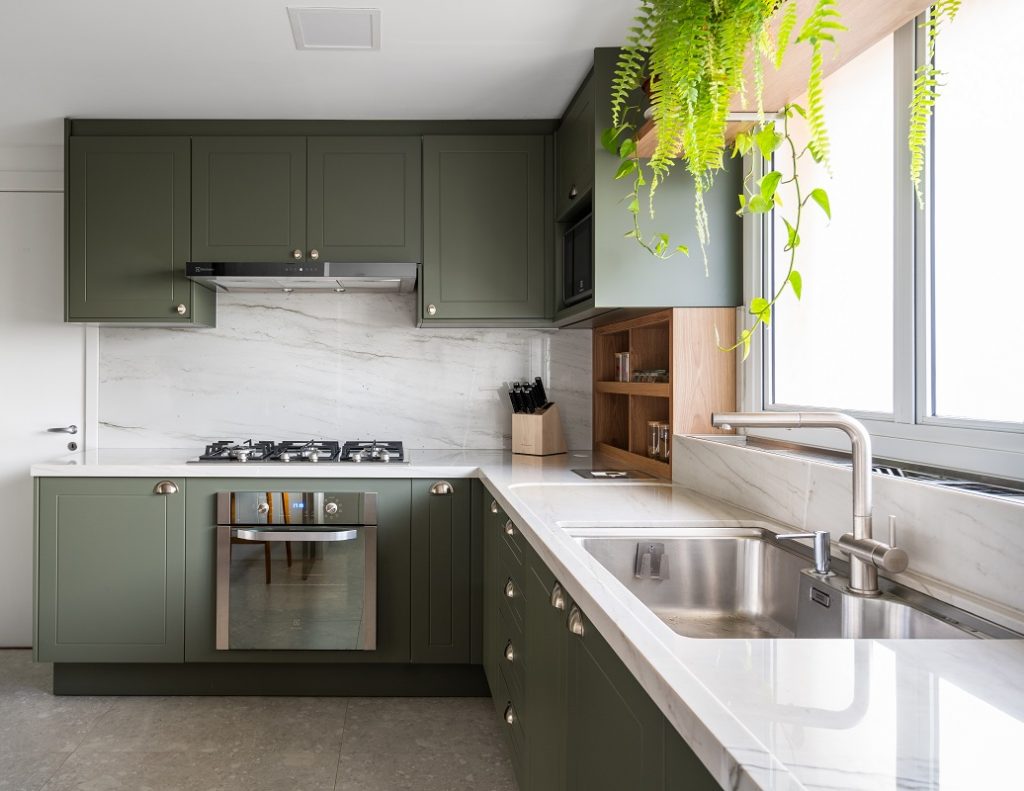 Cozinha Tropical com Verde Musgo e Detalhes em Madeira - detalhe