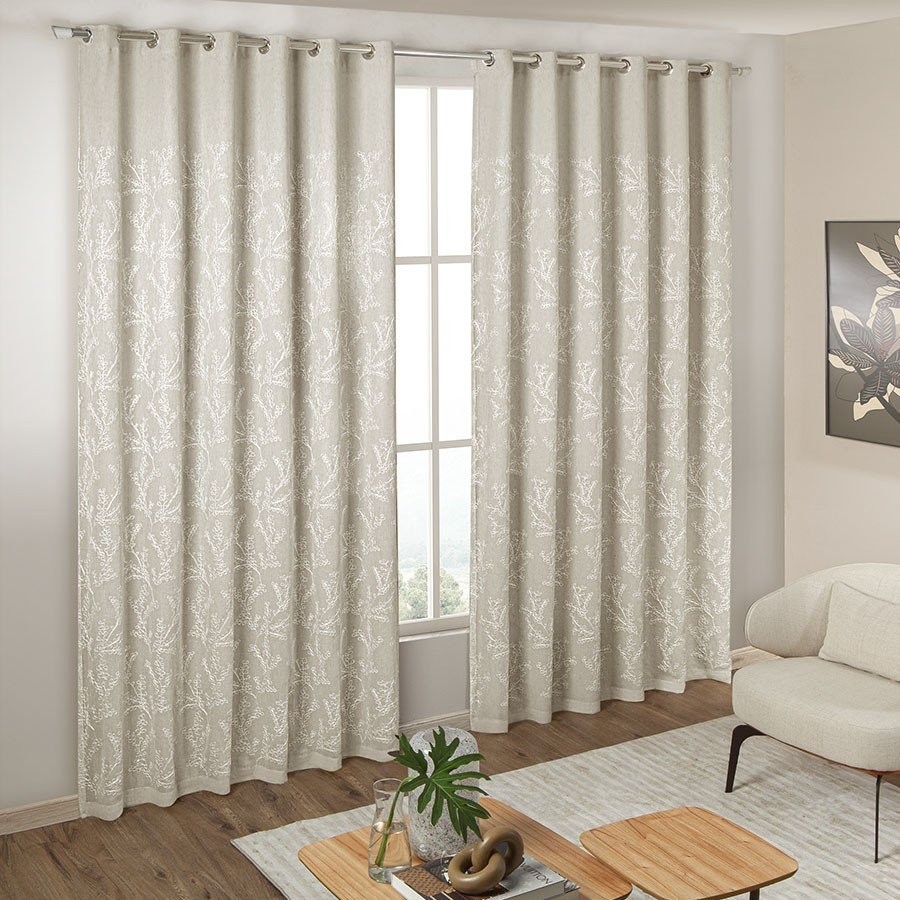 Cortinas de Voil com Detalhes Bordados: Delicadeza e Charme - inspiração