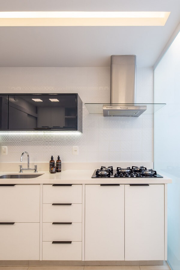 Estilo Clean com Bancada Branca e Detalhes em Inox - inspiração
