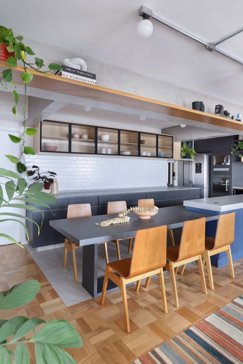 Ilha em Formato de Península com Mesa Lateral Integrada e Iluminação Pendente - ideia