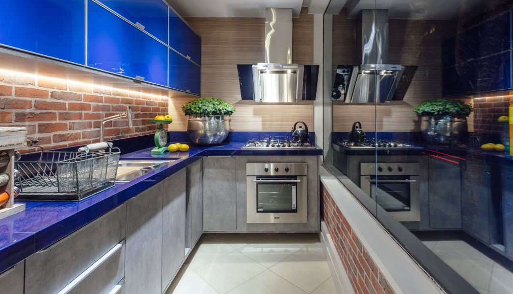 Cozinha Planejada Pequena e Vibrante com Cores Alegres - ideia