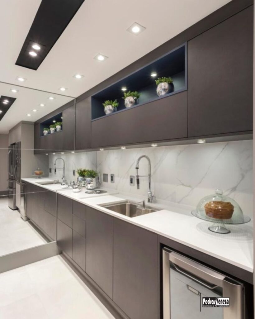 Cozinha com Ilha e Bancadas em Quartzo Branco - ideia