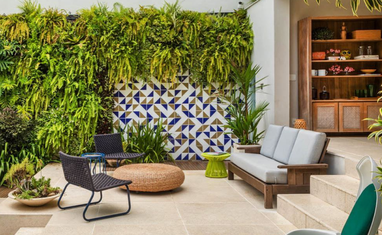 Muro com Textura 3D e Vasos Suspensos: Modernidade e Leveza - inspiração