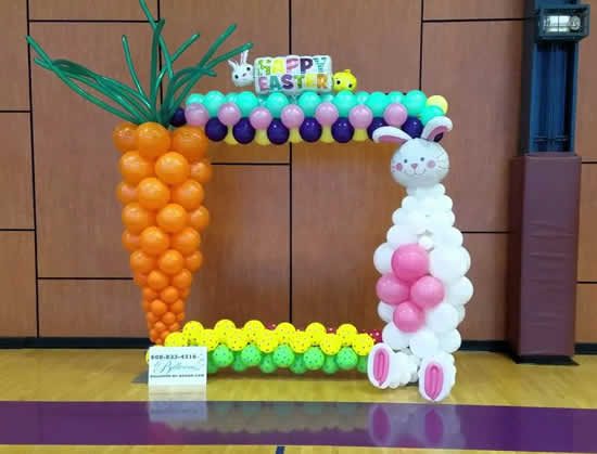 Decoração de Páscoa com Balões Decorados e Cores Vibrantes - detalhe