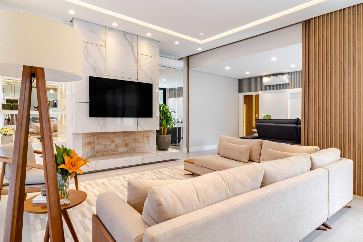 Sala de TV com Lareira Ecológica: Elegância e Conforto em um Só Lugar - inspiração