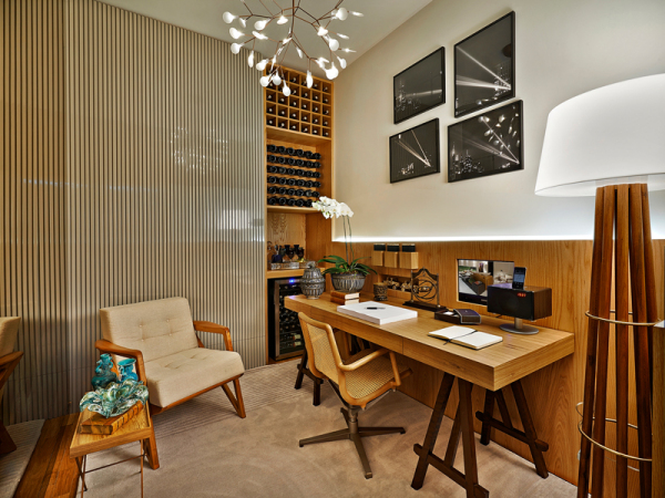 Home Office Elegante com Detalhes em Dourado e Cobre - detalhe