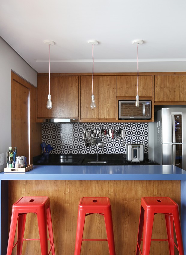 Com Luminárias Pendentes Coloridas: Dando Vida Nova à Cozinha - detalhe