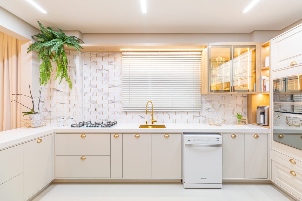Cozinha clean com cores claras e minimalismo: leveza e sofisticação! - inspiração