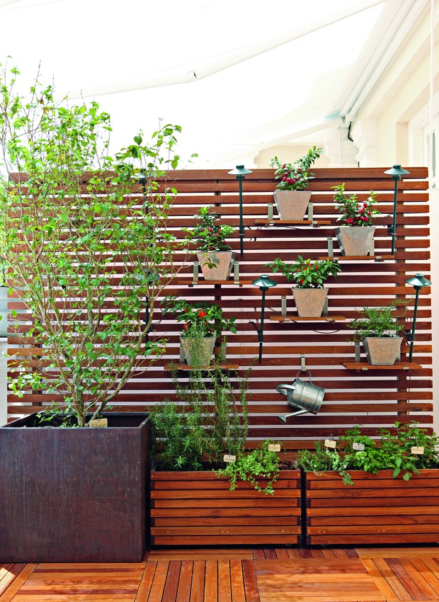 Horta em Escada de Madeira: Charme Rústico para Seu Apartamento - inspiração