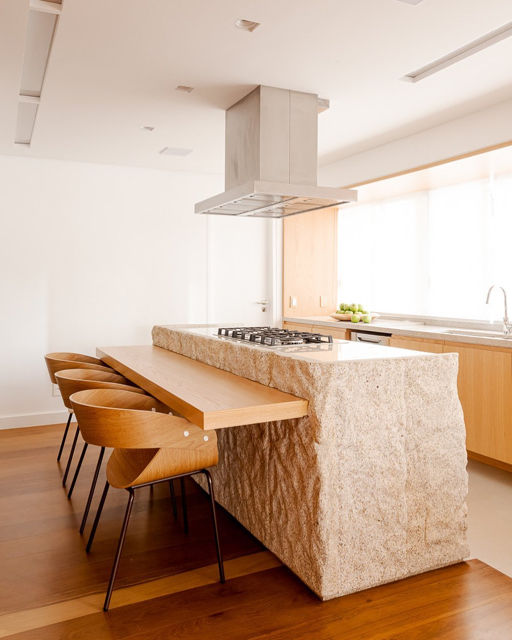 Ilha de Cozinha com Cuba Esculpida na Pedra e Detalhes em Cobre - ideia