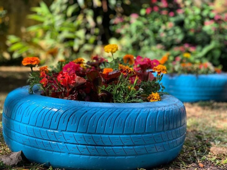 Pneus e Pedras Decorativas: Elegância Rústica no Seu Jardim - ideia