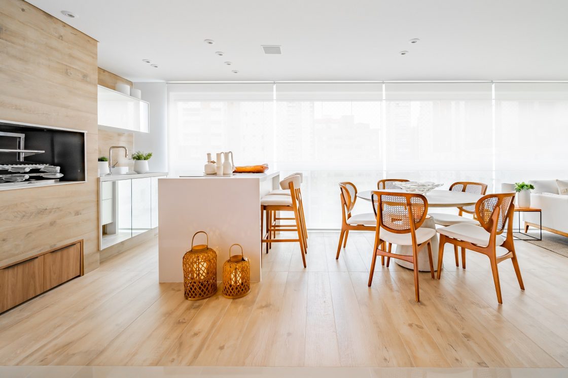 Toque de Sofisticação: Piso de Porcelanato Que Imita Madeira Clara para Ambientes Integrados - inspiração