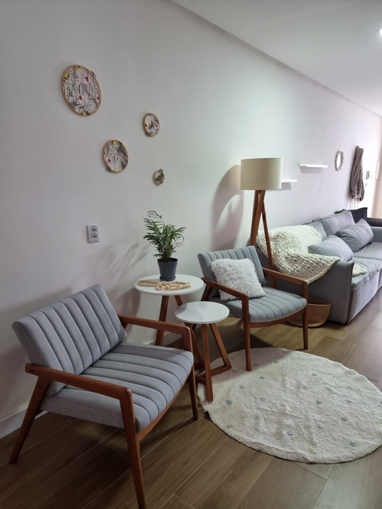 Poltrona com Manta de Tricô: Aconchego e Textura para Aquecer o Ambiente - detalhe