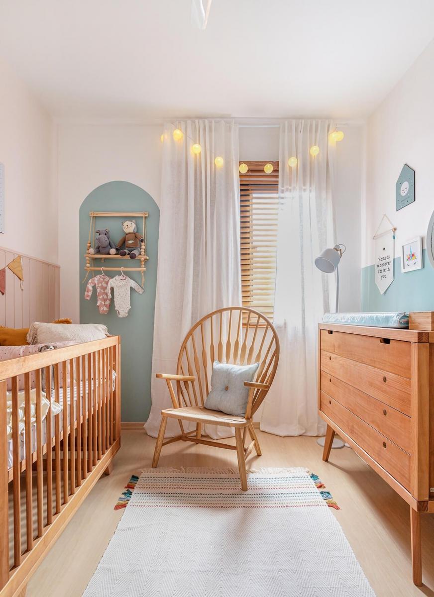 Quarto de Bebê Pequeno com Decoração Minimalista e Funcional - detalhe