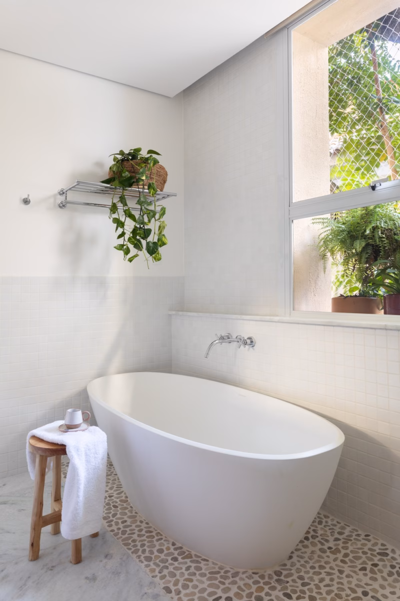 Conexão com a Natureza: Revestimento de Pedra Natural e Plantas Suspensas - inspiração