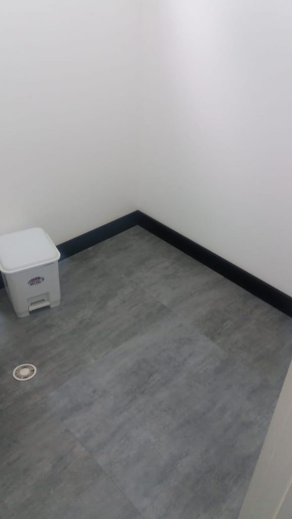 Rodapé de PVC Cinza Grafite: Industrial Chic aos Seus Pés - ideia