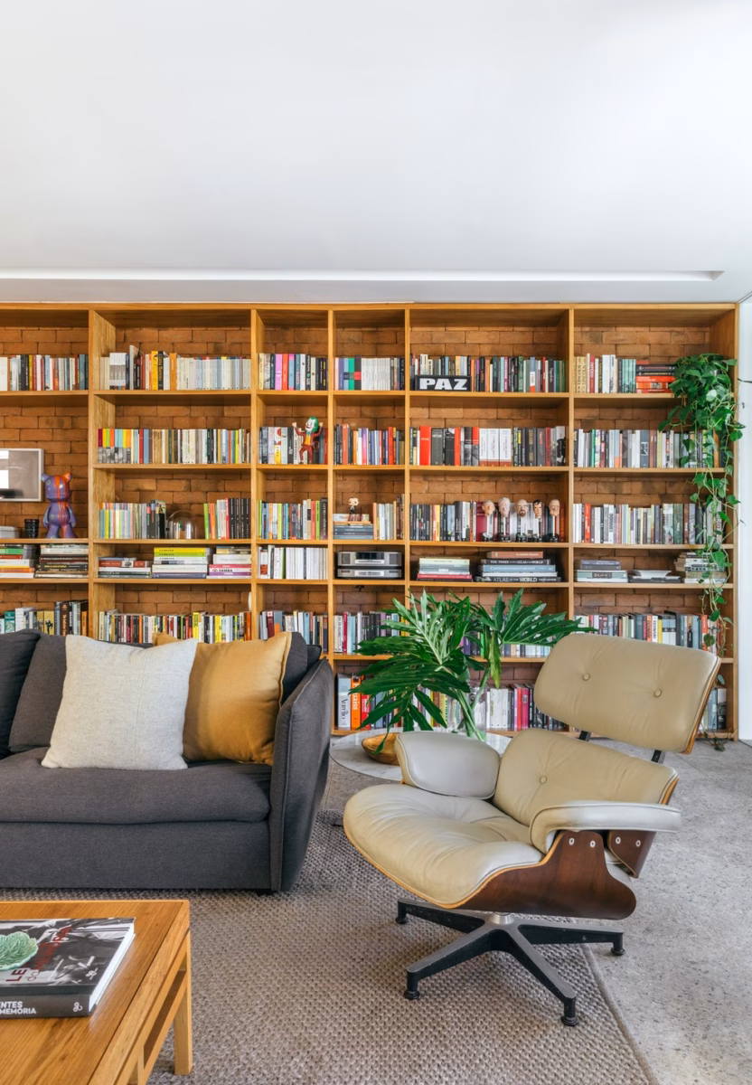 Piso de Madeira e Estante de Livros: Um Refúgio para os Amantes da Leitura - detalhe