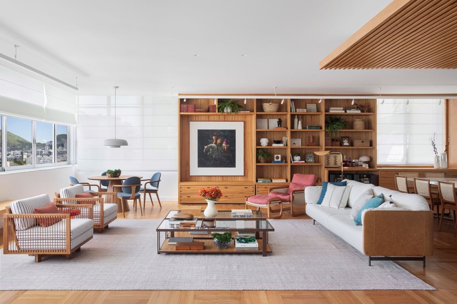 Elegância Atemporal: Sala de Estar com Sofá Clássico e Toques Sofisticados - inspiração