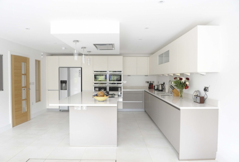 Integração de Ambientes com Piso em Silestone Branco Norte e Mobiliário Colorido - ideia