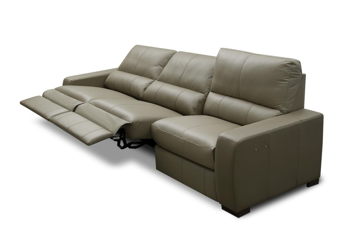 Sofá de Couro com Manta de Tricô: Conforto Extra para os Dias Frios - ideia