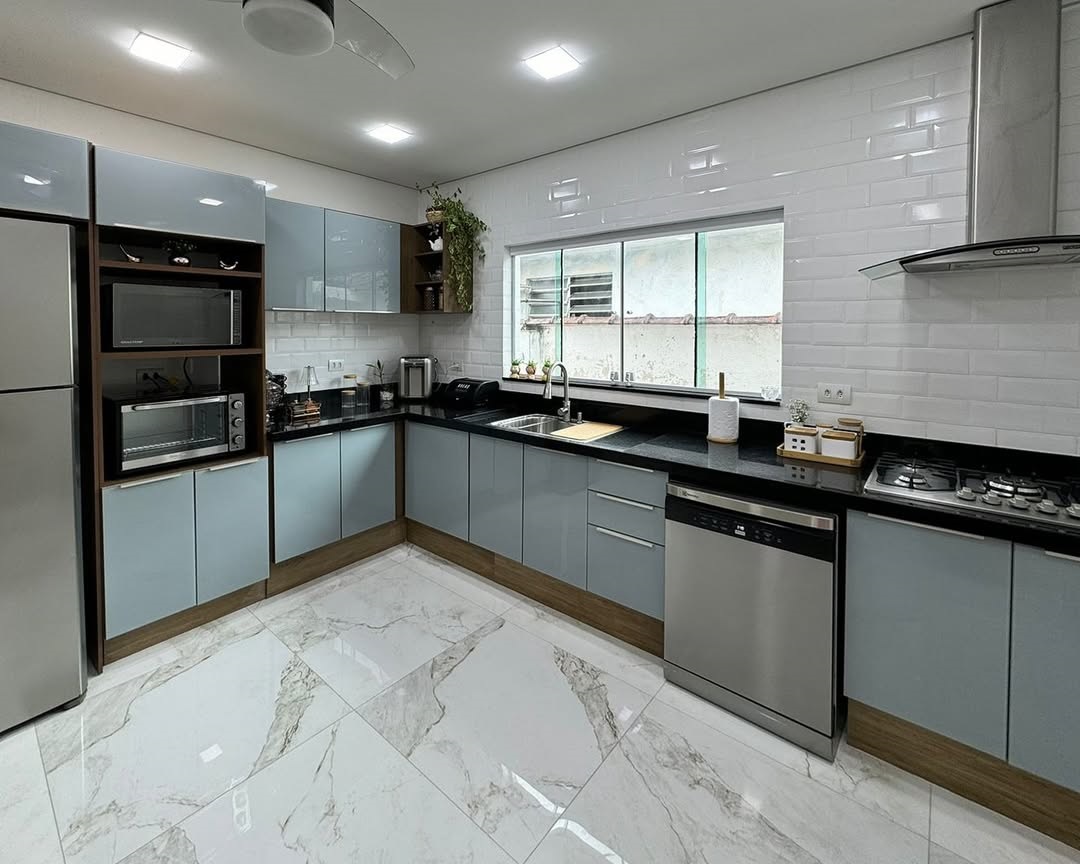 Armário de Cozinha Planejado com Nichos Decorativos: Funcionalidade e Estilo - detalhe