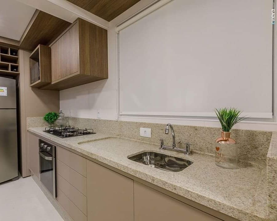 Granito Amarelo Ornamental com Marcenaria Azul: Personalidade Vibrante - detalhe