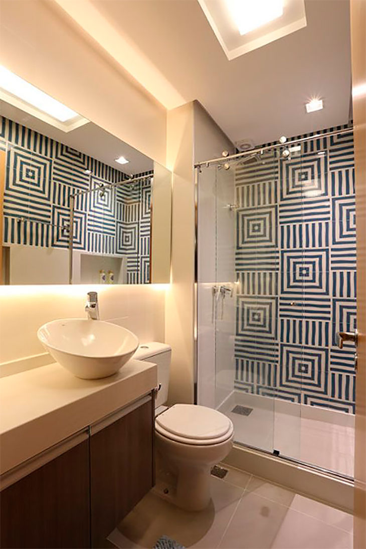 Banheiro Simples com Espelho Multifuncional: Ampliando e Iluminando - detalhe