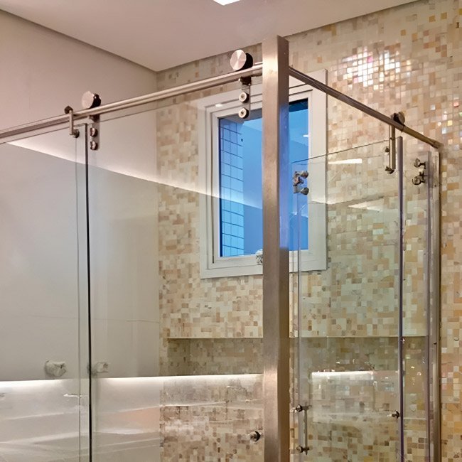 Box com Detalhes em Aço Inox: Durabilidade e Design Contemporâneo - inspiração