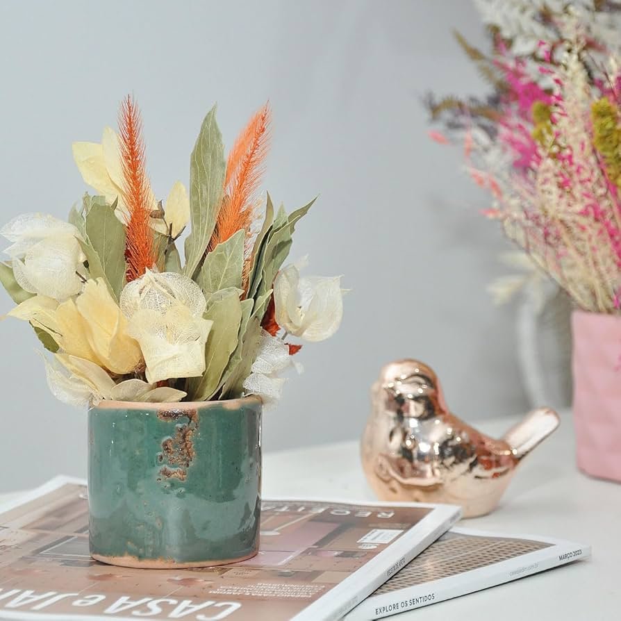 Cachepôs Delicados com Flores Secas: A Beleza Atemporal da Natureza Preservada - detalhe