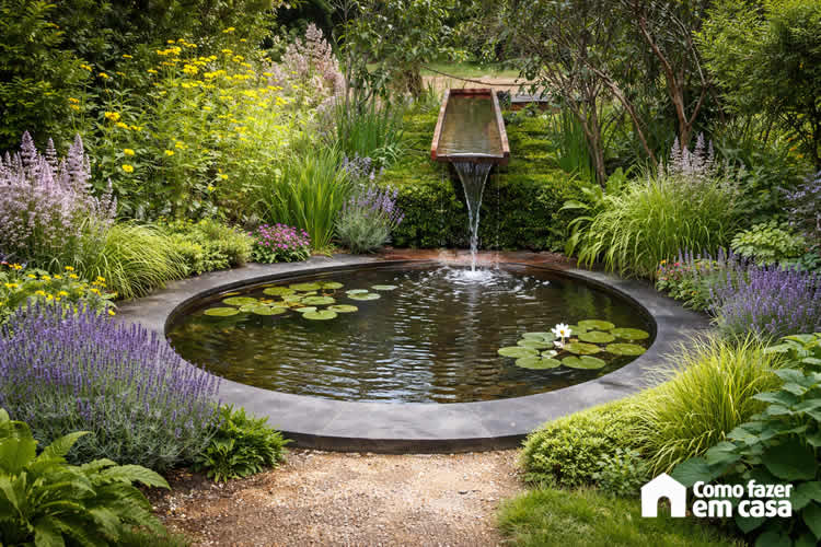 Com Fonte de Água e Pedras Decorativas: Paz e tranquilidade para recarregar as energias - ideia