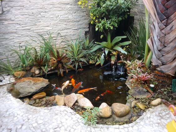 Fonte de Parede com Revestimento de Mosaico: Cores e Texturas Vibrantes - ideia