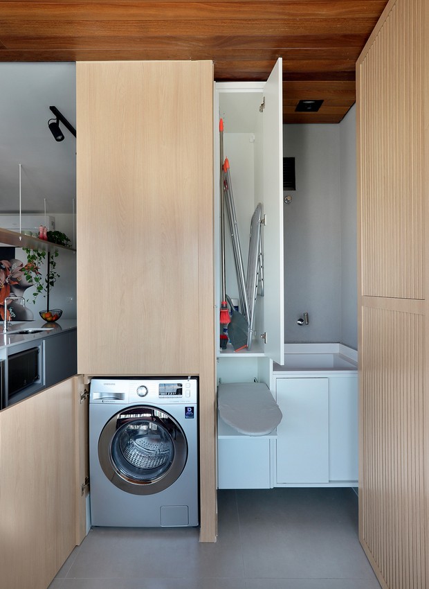 Lavanderia Oculta em Armários Embutidos com Portas de Correr - inspiração
