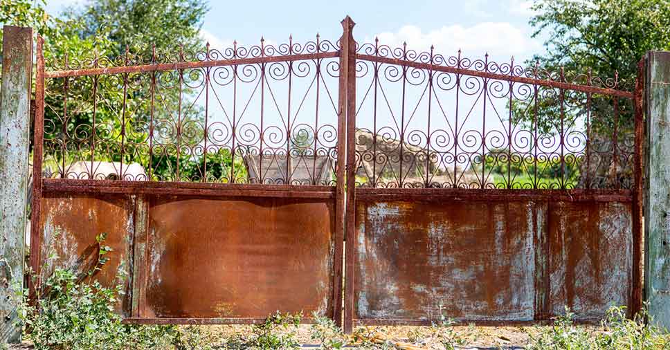 Detalhes Arquitetônicos: Portões e Grades com Tratamento Duradouro - inspiração