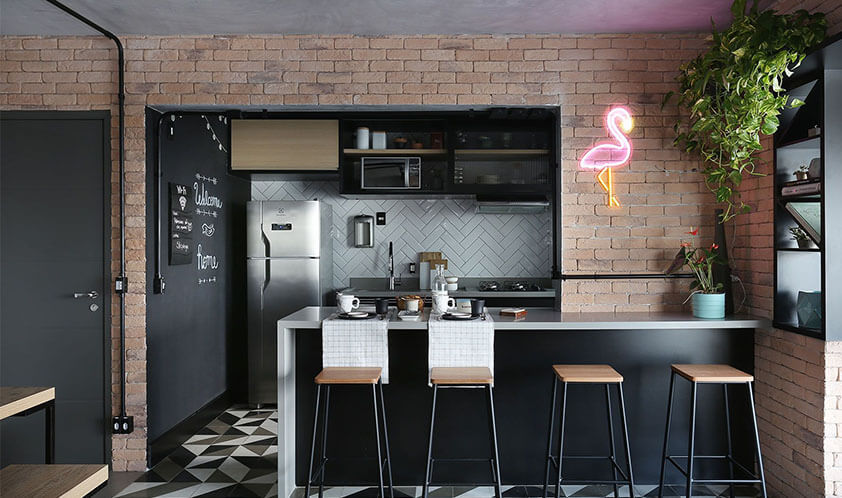 Cozinha Industrial com Preto, Cimento Queimado e Toques de Cor - inspiração